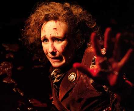 Lorraine Warren (Vera Farmiga) in einem Blutbad in The Conjuring: Last Rites.