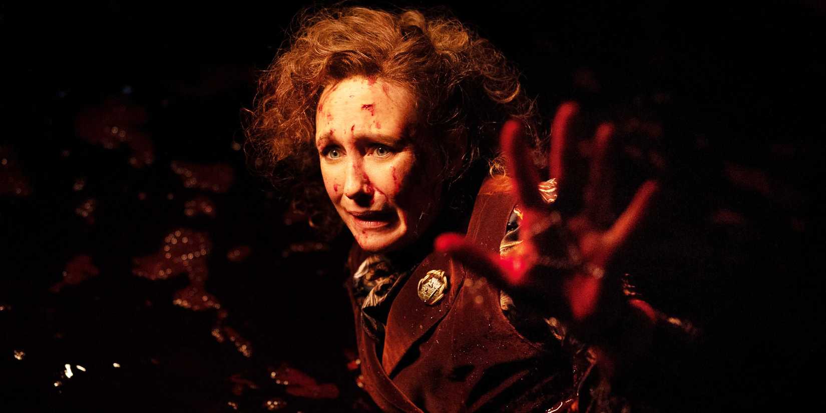 Lorraine Warren (Vera Farmiga) em uma poça de sangue em The Conjuring: Last Rites.