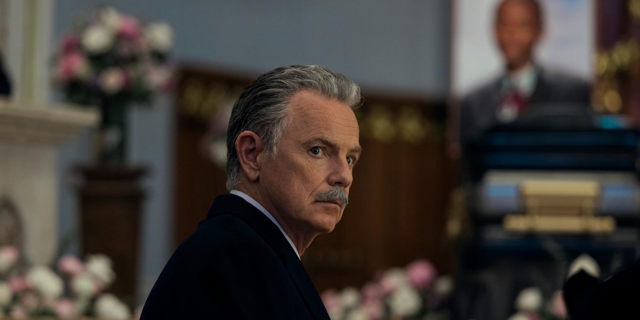 Roderick (Bruce Greenwood) ai funerali nella serie The Fall of the House of Usher