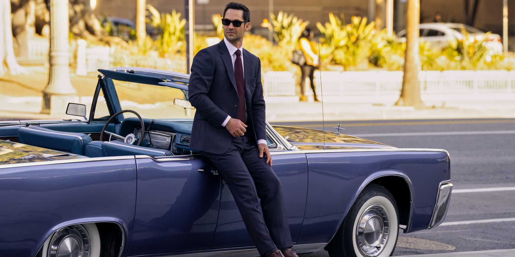 Manuel Garcia-Rulfo as Mickey Haller leaning on his car in The Lincoln Lawyer