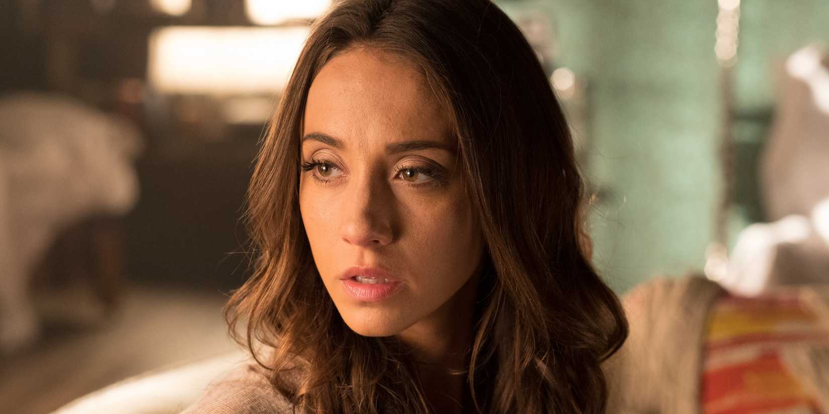 Stella Maeve como Julia em The Magicians