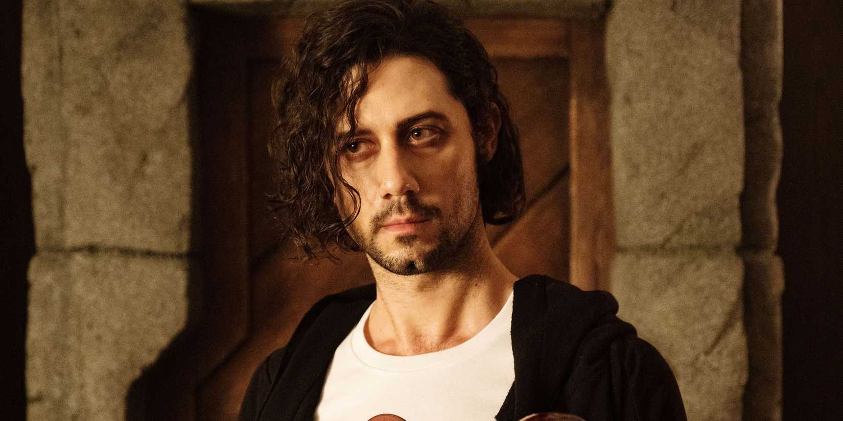 Eliot Waugh (Hale Appleman) olhando para alguém em The Magicians.
