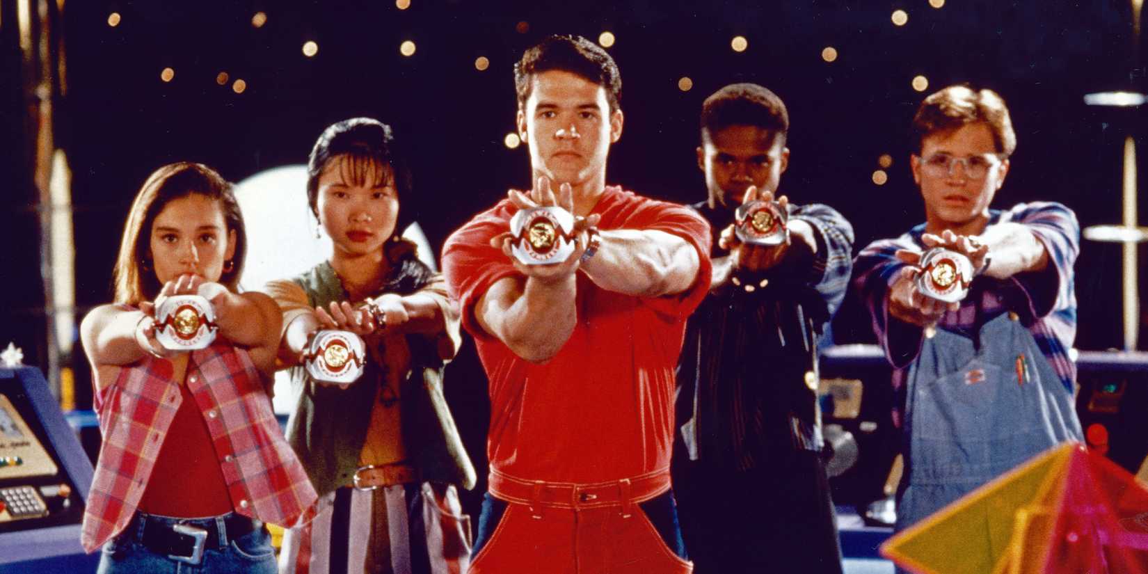 Os Mighty Morphin Power Rangers segurando seus morphers