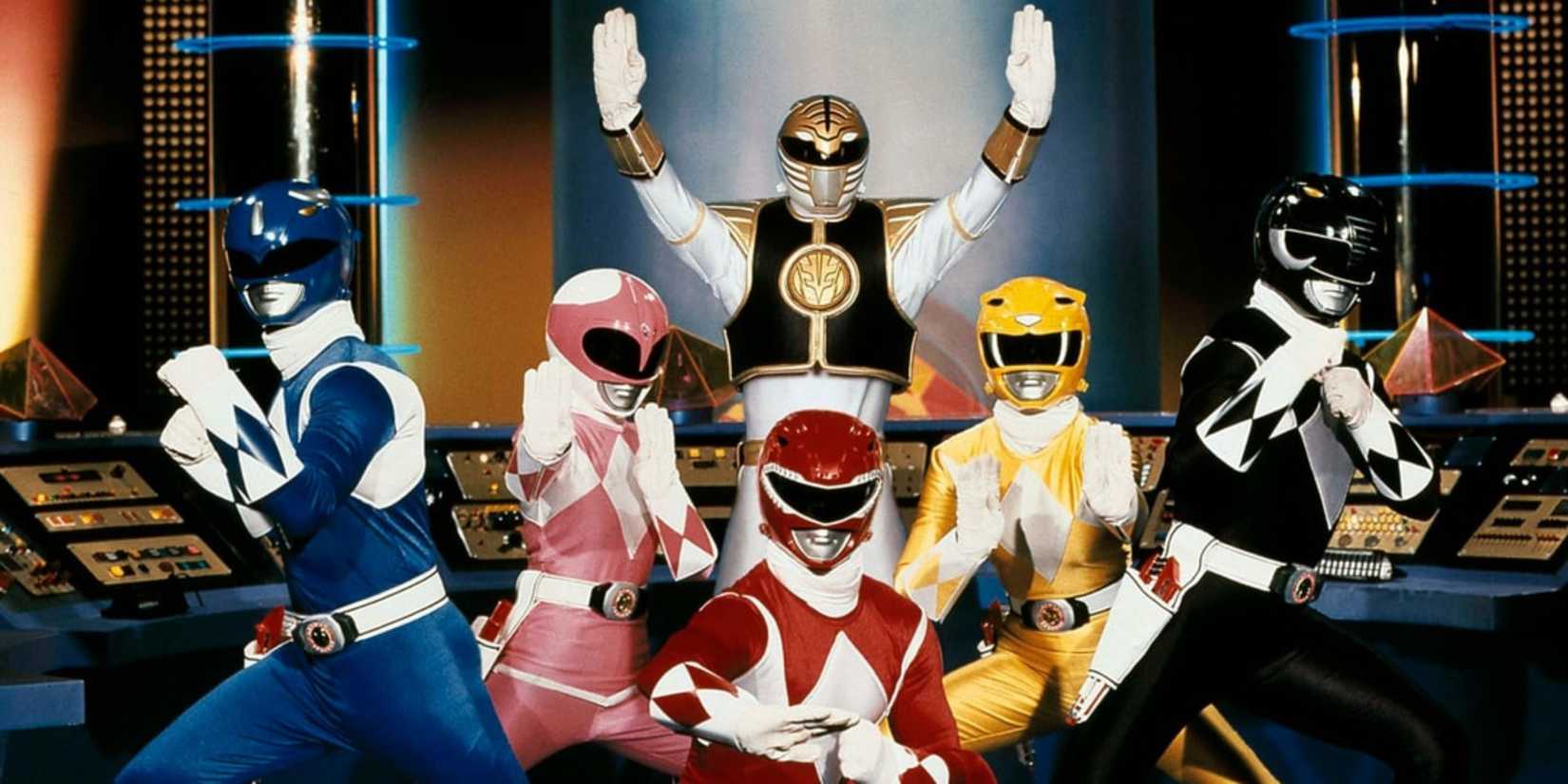 Os Rangers posando em Mighty Morphin Power Rangers