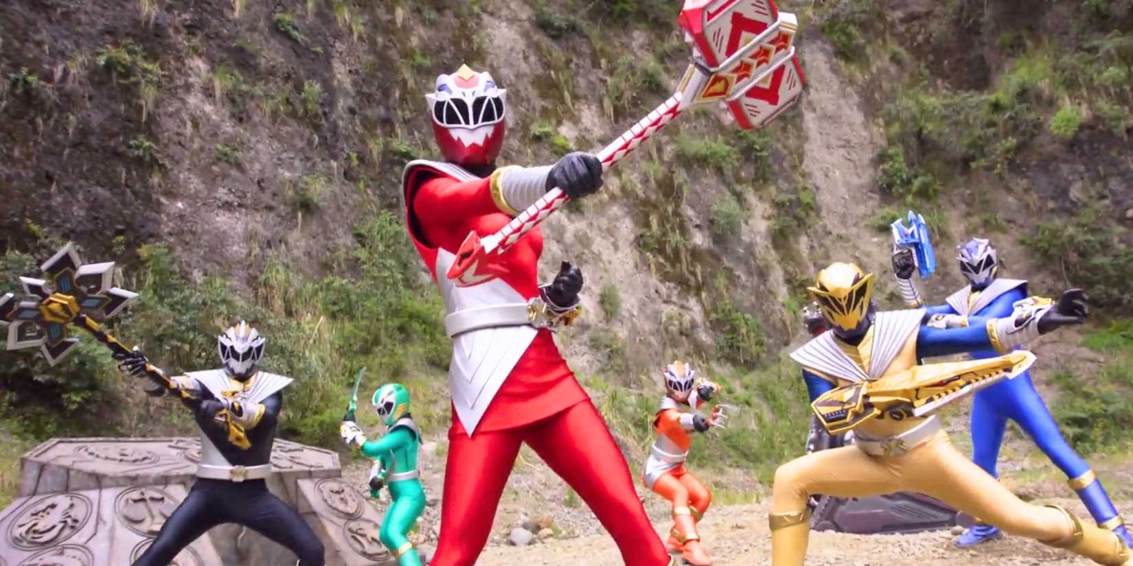 Os seis Rangers em Power Rangers Cosmic Fury