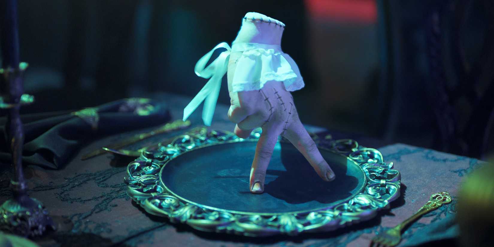 O personagem Thing em cena de Wednesday, 2ª temporada.