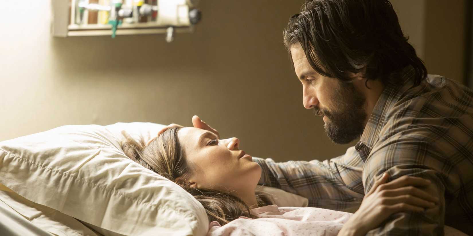 Mandy Moore as Rebecca lying in a hospital bed with Milo Ventimiglia's Jack leaning over her in This Is Us