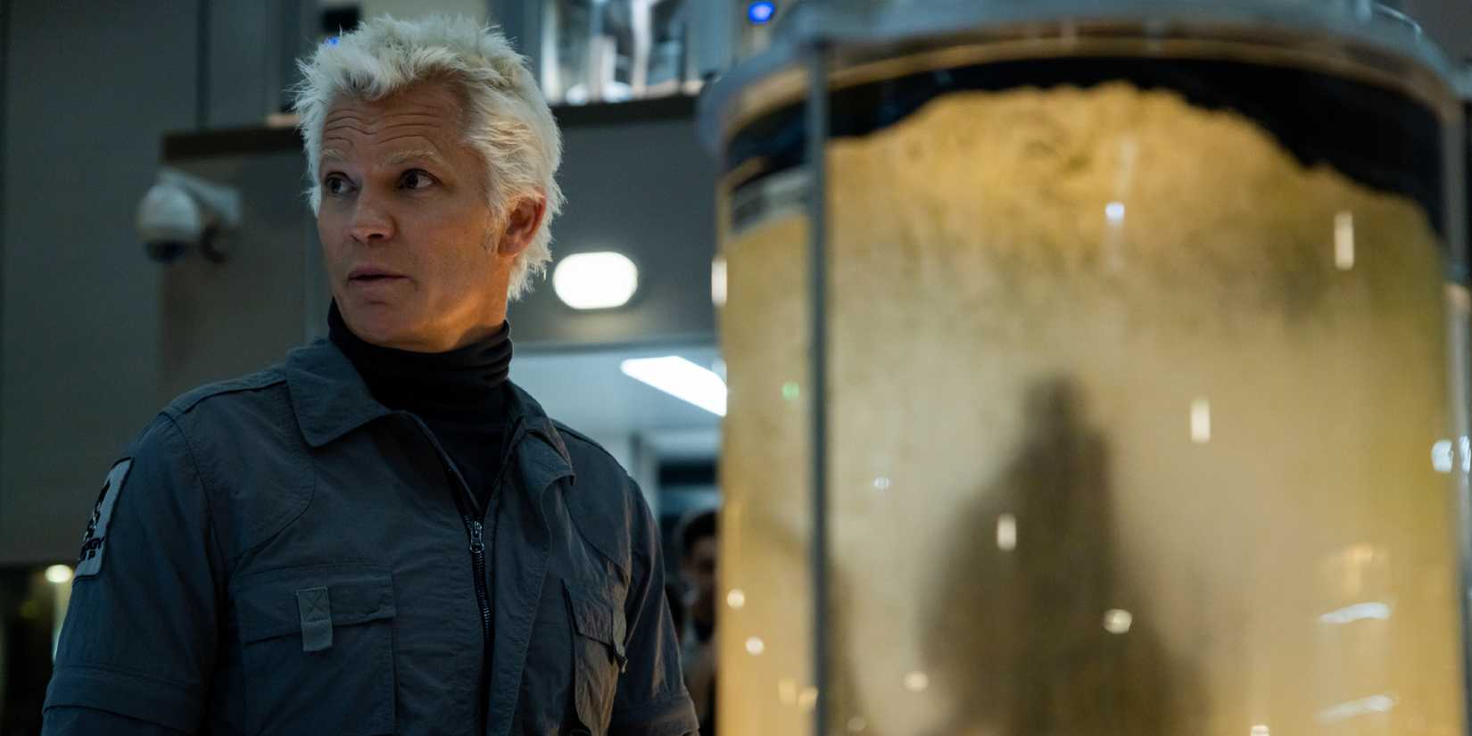 Timothy Olyphant como Kirsh na terra alienígena em frente a uma forma de vida alienígena