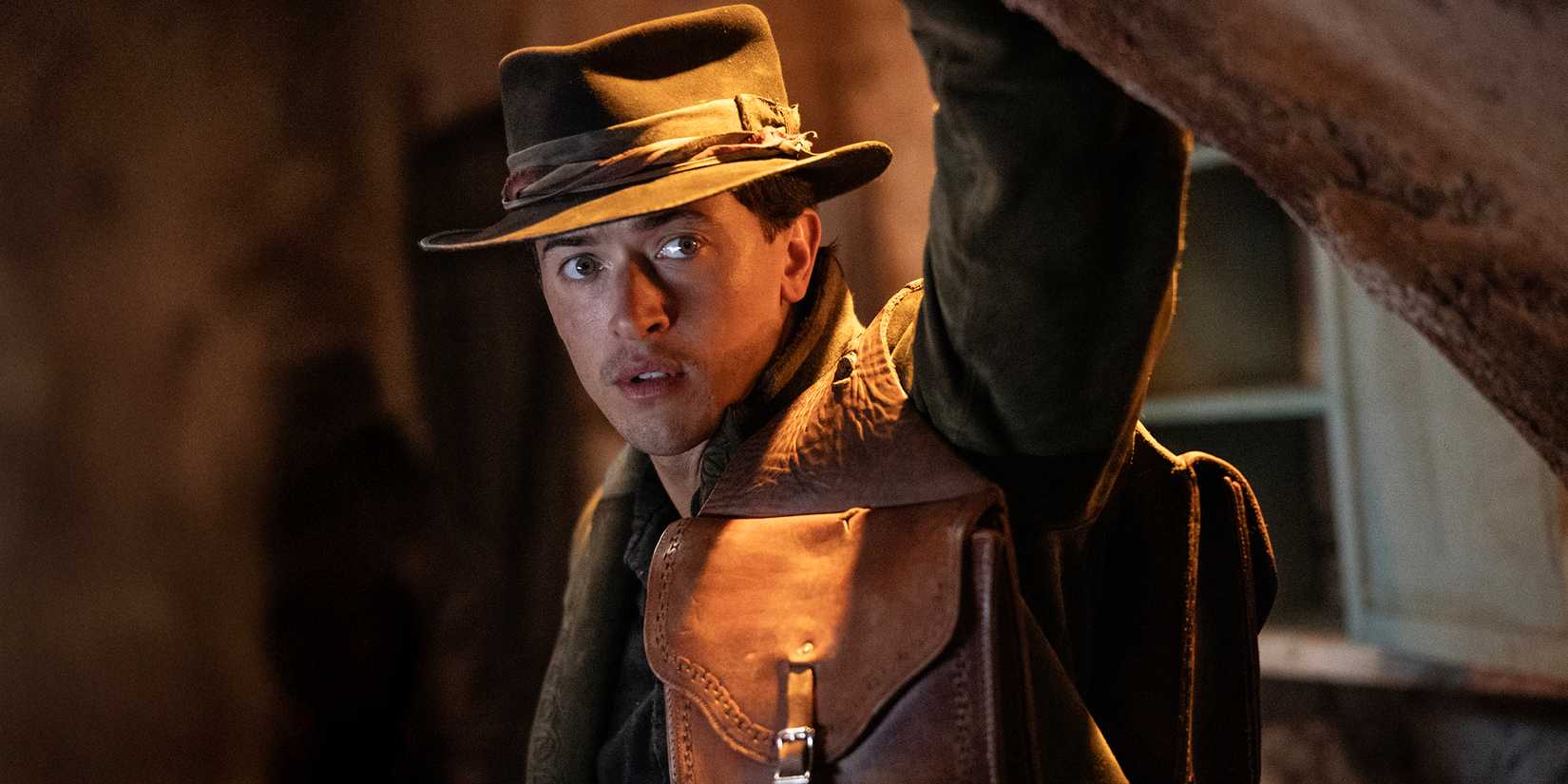 Tom Blyth as Billy looking worried while leaning against a post in Billy the Kid Season 3