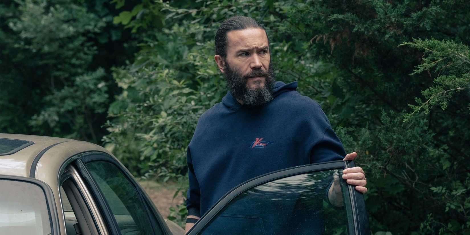Tom Pelphrey as Robbie getting into a car in Task