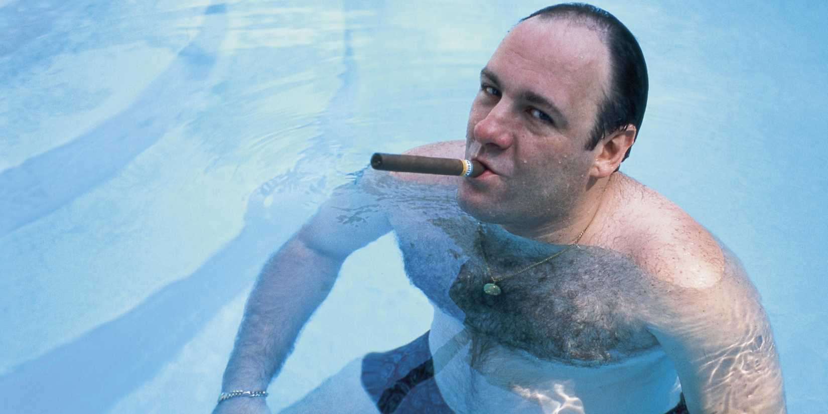 Tony Soprano fumando charuto na piscina em The Sopranos.