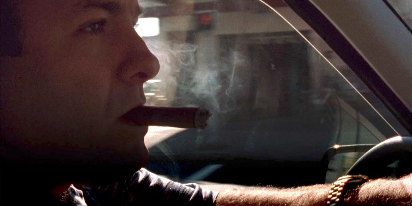 Tony Soprano che fuma un sigaro in auto nella sigla de "I Sopranos"