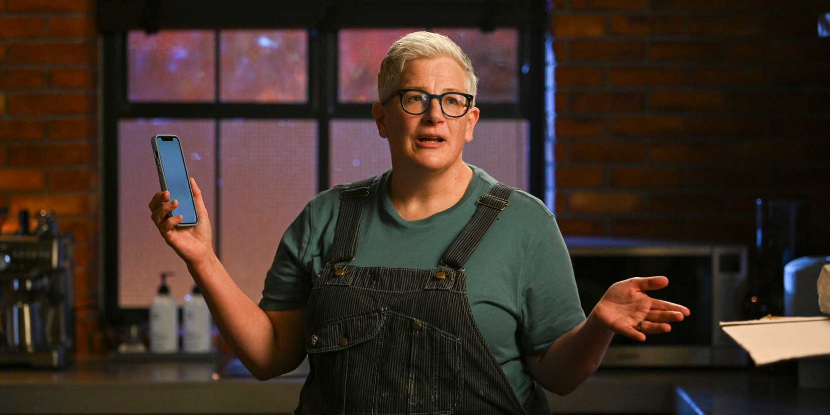 Abby McEnany como Velma Bruin em Tracker