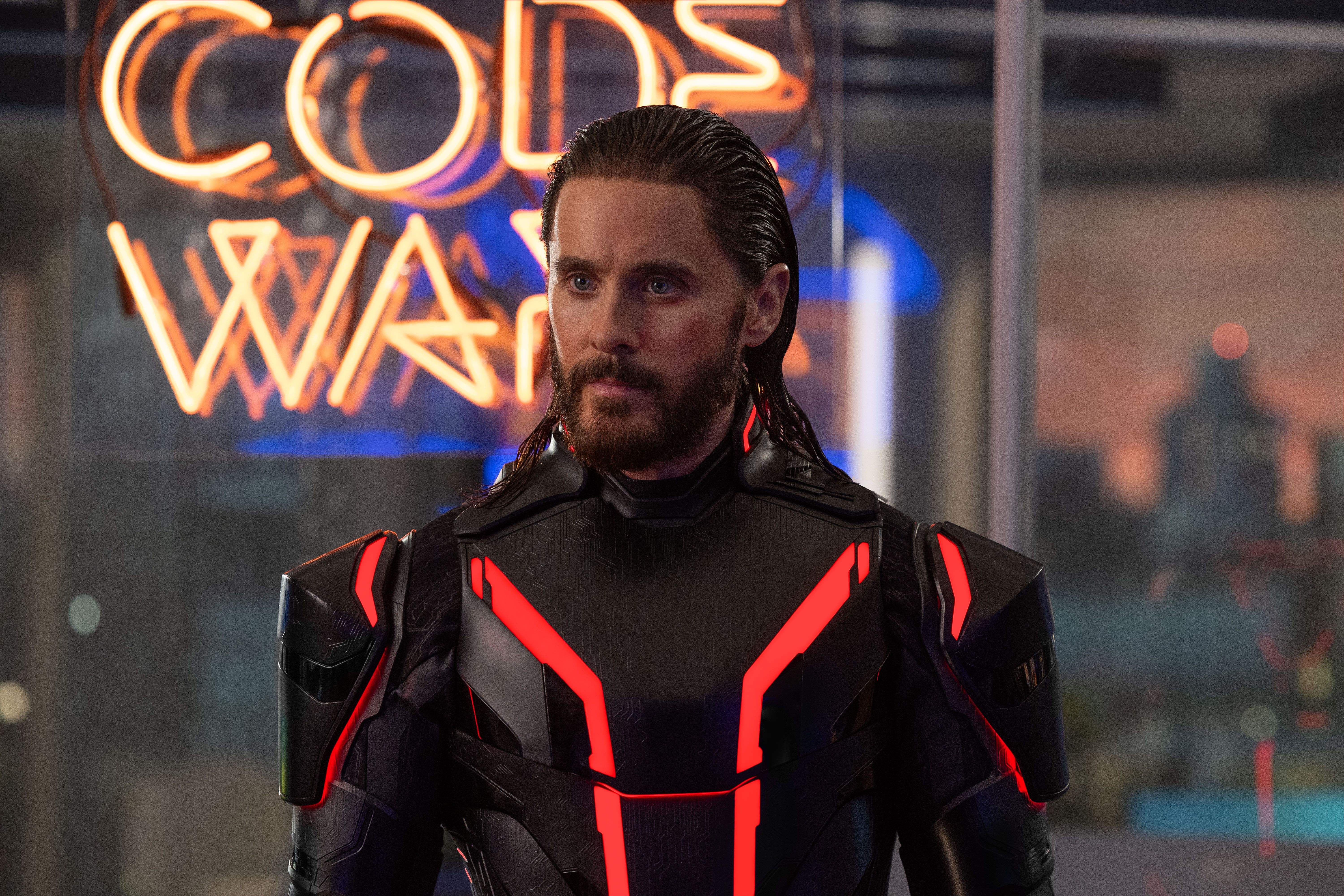 Detalhe do figurino de Jared Leto como Ares em Tron: Ares.