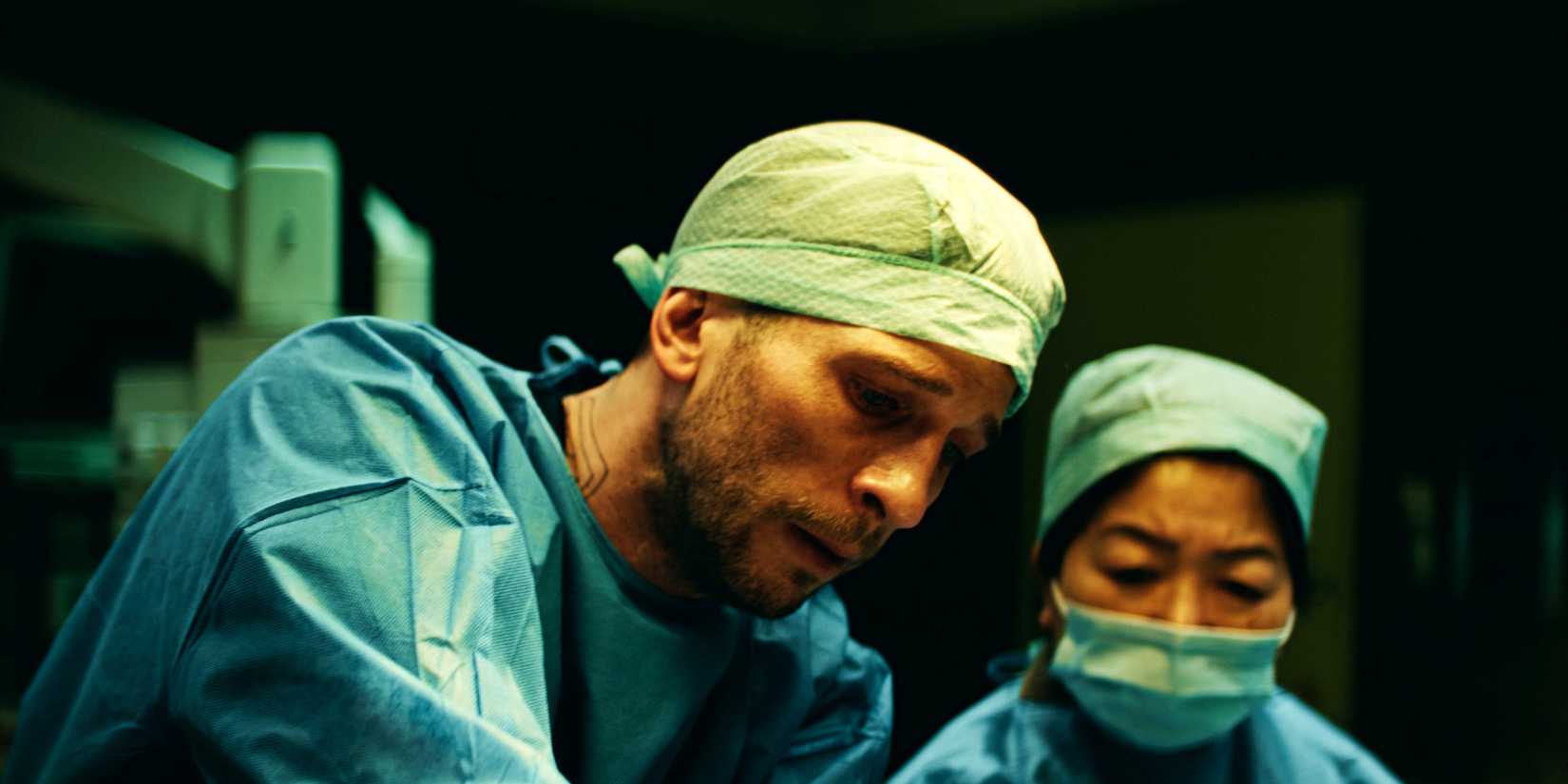 Two characters, dressed for surgery, in an episode of Berlin ER
