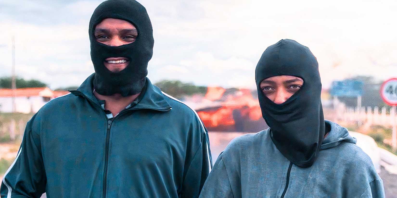 Two criminals in ski masks in the TV show New Bandits