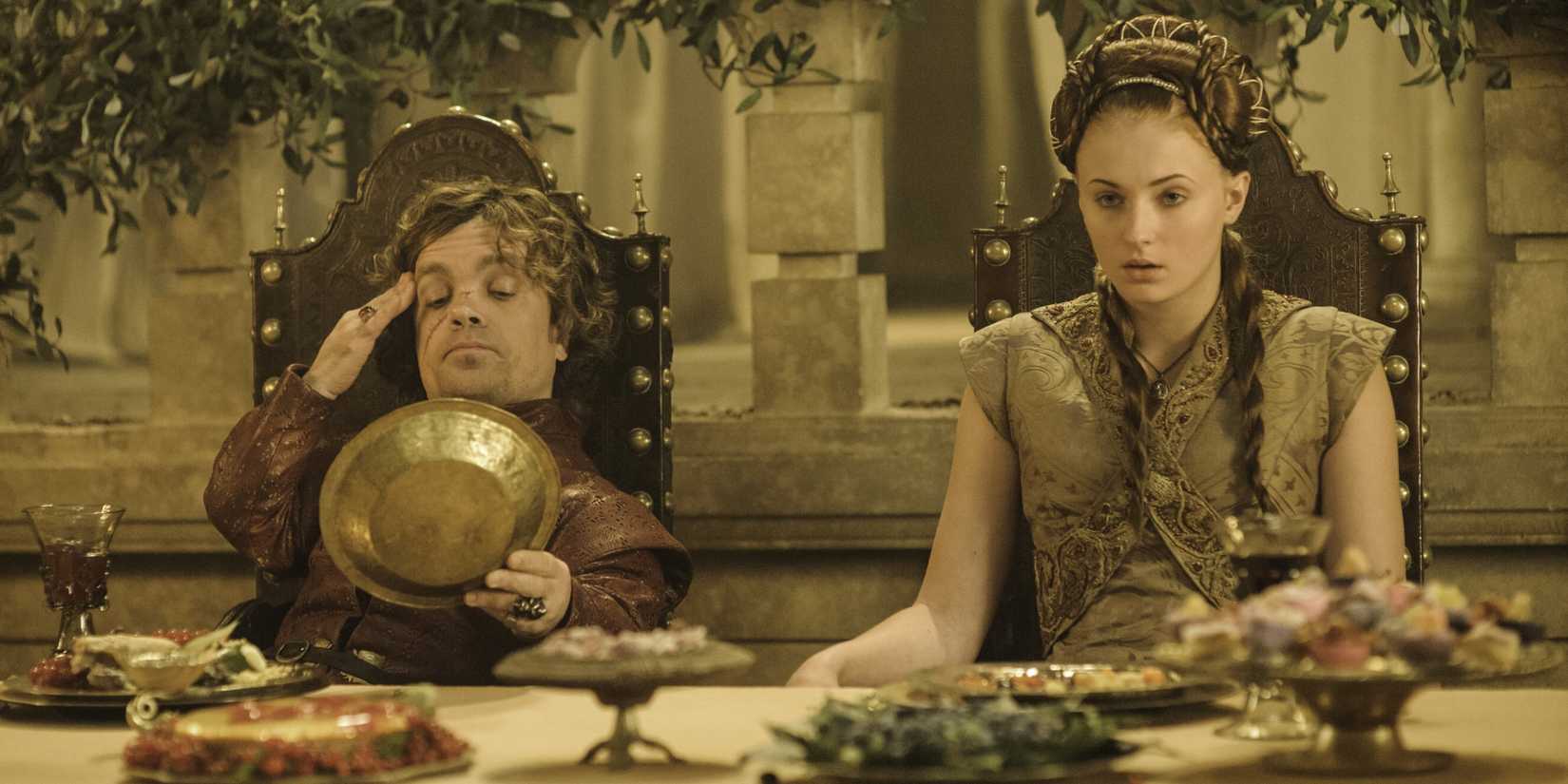 Tyrion e Sansa em seu banquete de casamento em Game of Thrones.