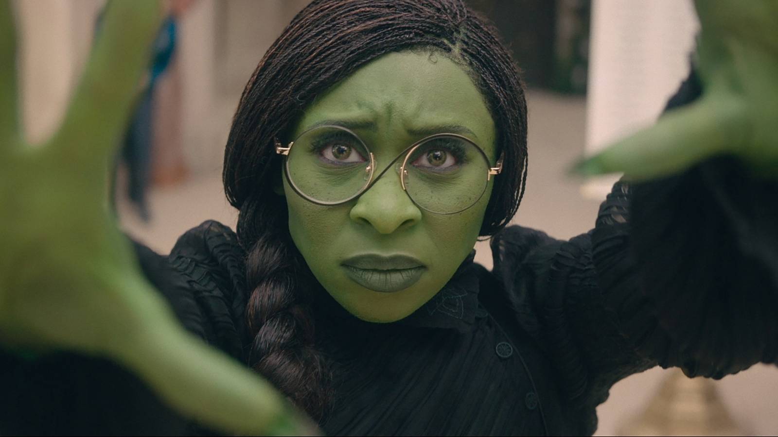 Elphaba mentre utilizza i poteri nel cortile di Shiz