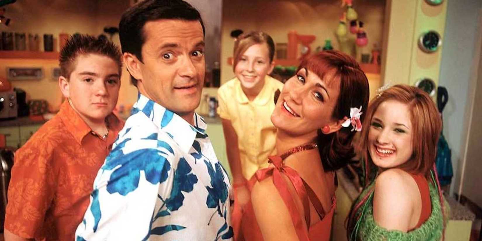 The Johnsons smiling and posing for a photo together in the kitchen in My Parents Are Aliens.