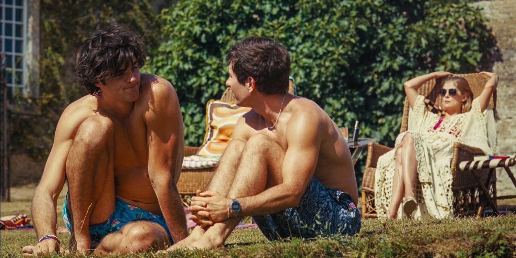 Oliver and Felix chatting on the grᴀss as Elspeth lays behind them sunbathing in Saltburn.