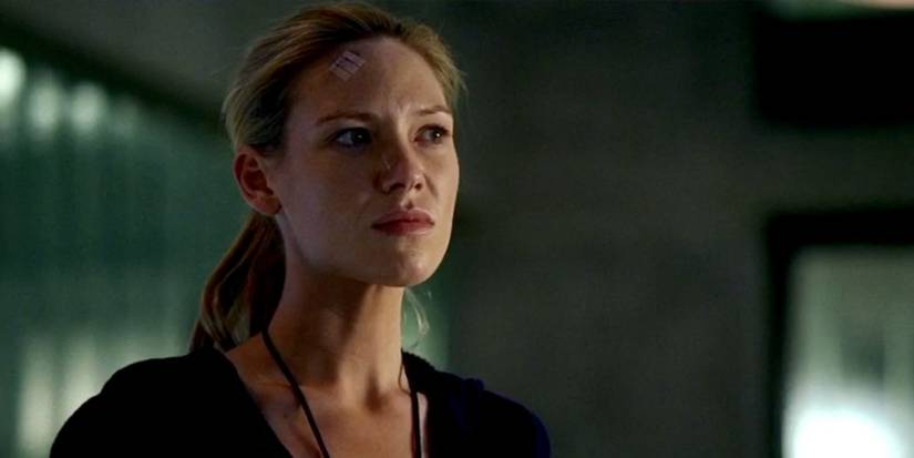 Anna Torv looking thoughtful as Olivia in Fringe 