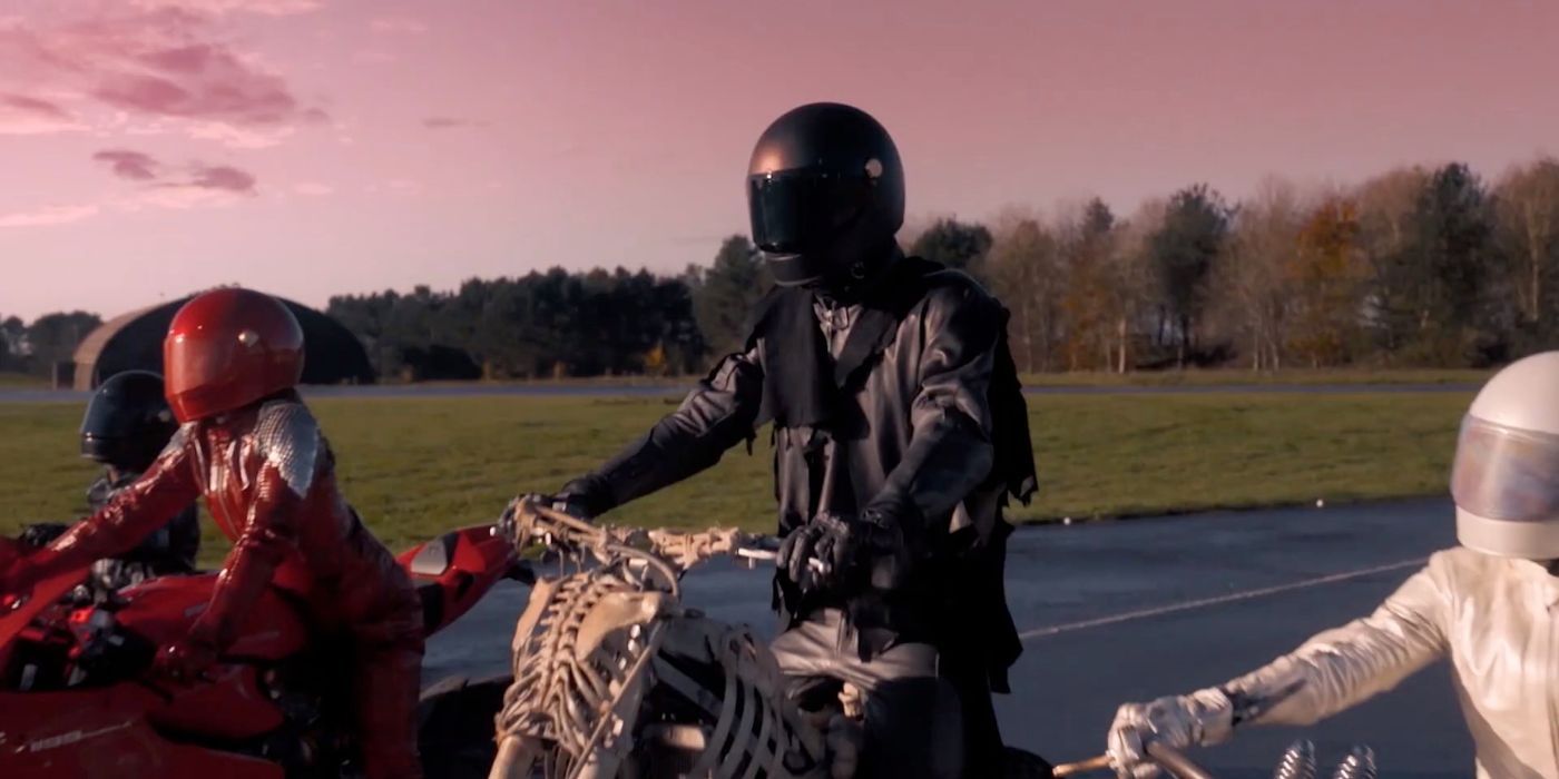 I Quattro Cavalieri di Good Omens in sella a moto contro il tramonto