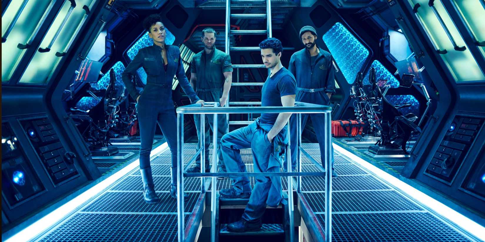 Quatro personagens em The Expanse, em pé dentro de uma nave espacial em uma imagem promocional em tons de azul