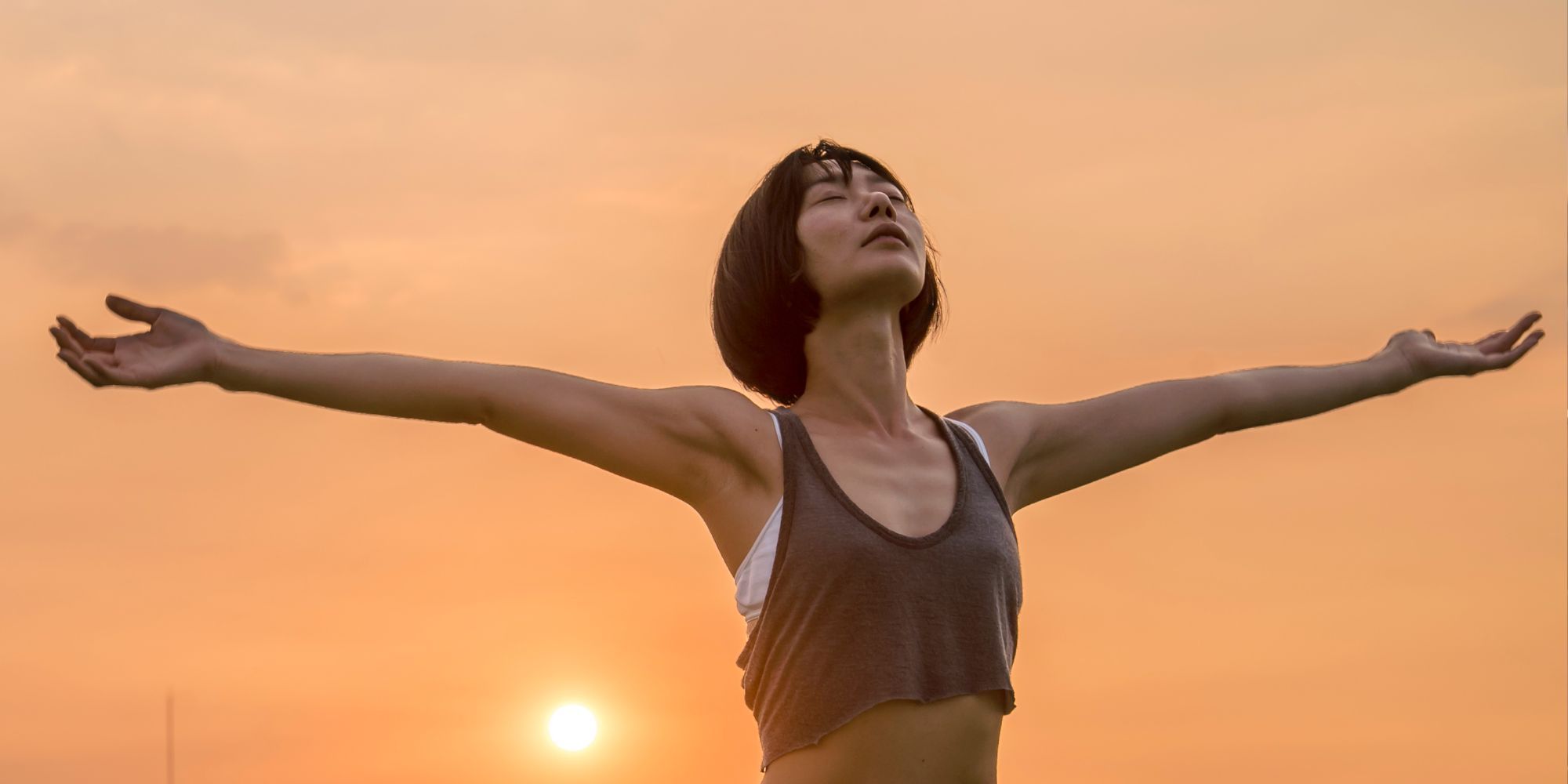 Sole all’alba contro un cielo arancio in Sense8