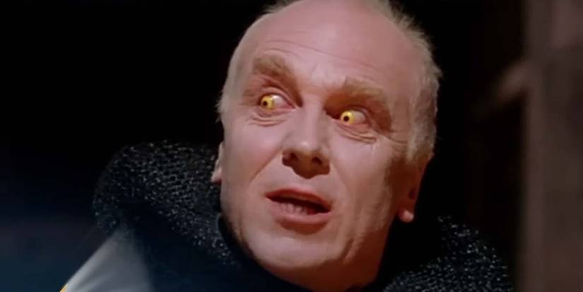 Maladis looking to the side in Farscape 