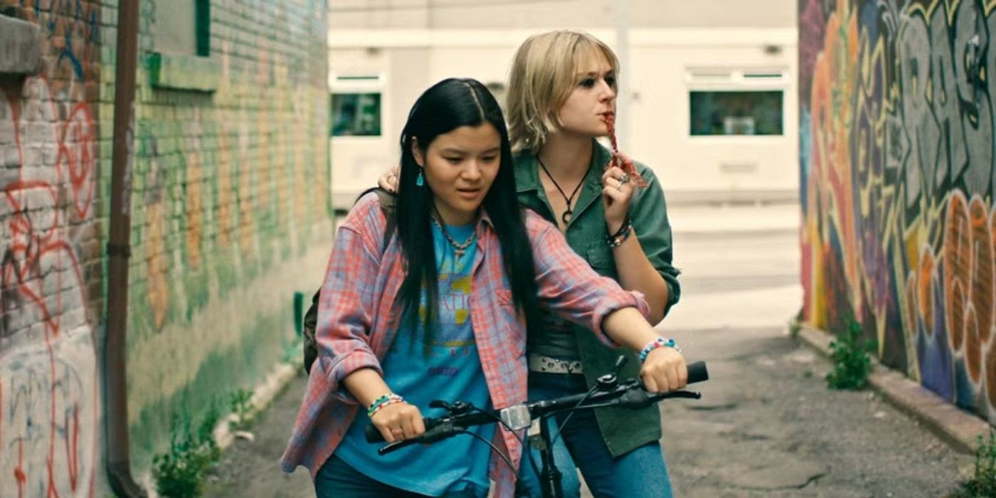 Abbie e Leila camminano lungo muri coperti di graffiti in Wayward
