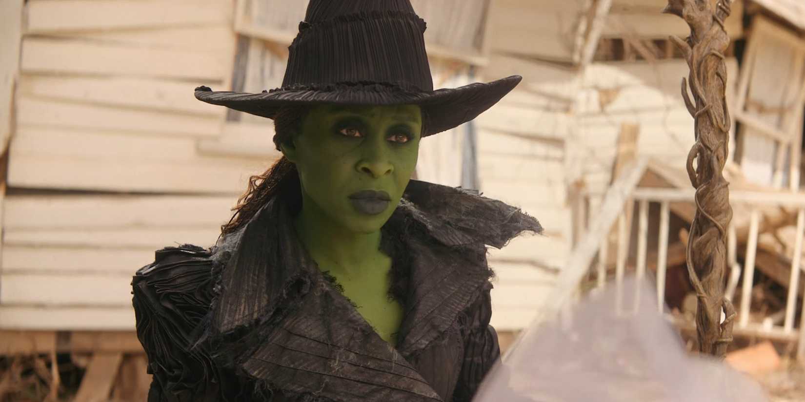 Elphaba conversa com Glinda em frente à casa de Dorothy em Wicked: For Good