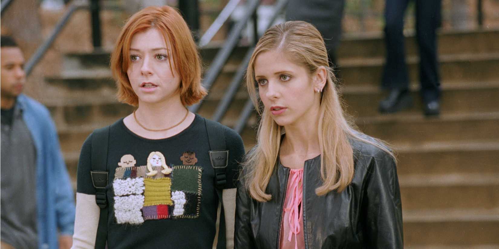 Willow (Alyson Hannigan) and Buffy (Sarah Michelle Gellar) looking nervous on the college steps in Buffy the Vampire Slayer