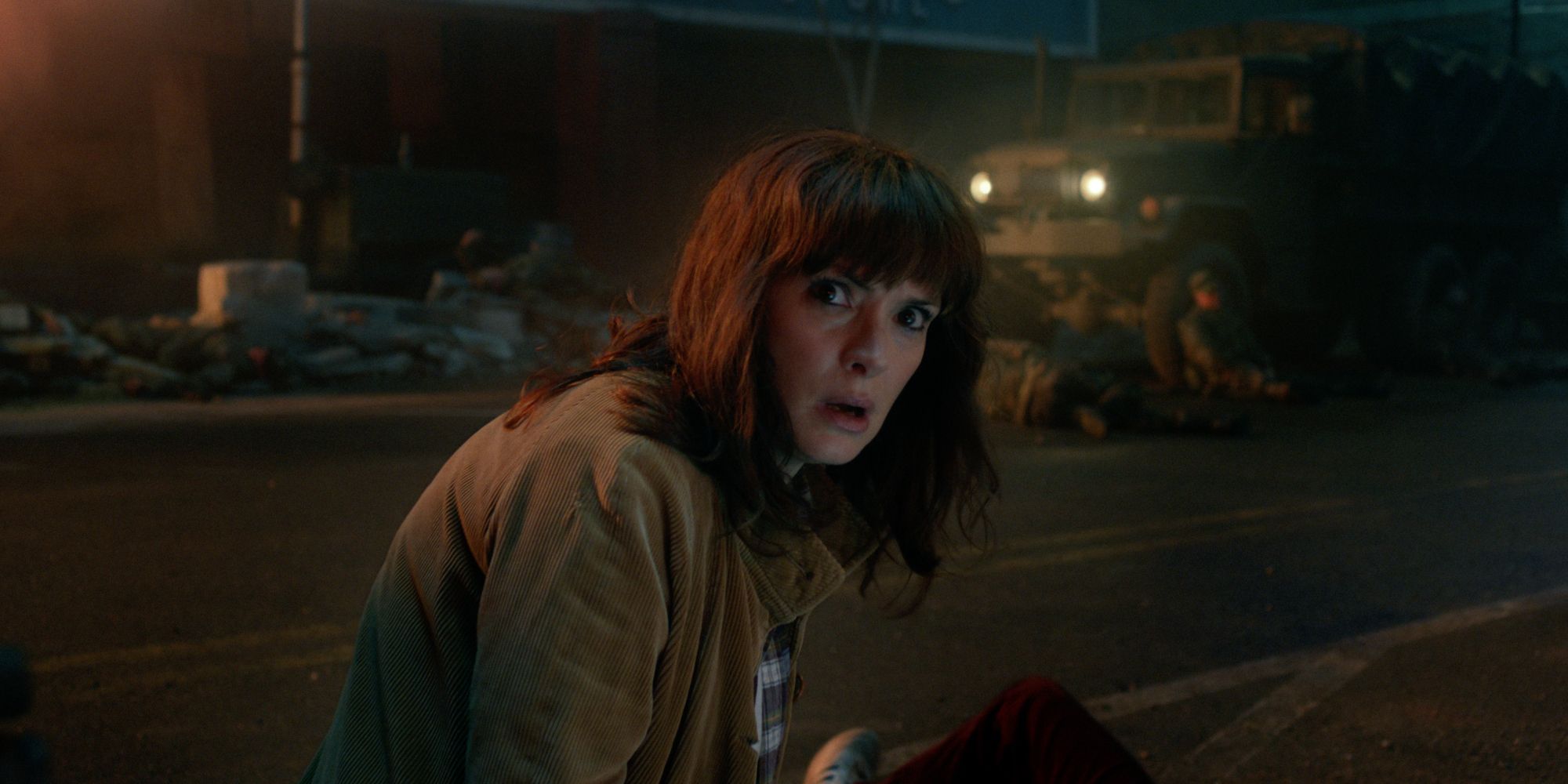 Winona Ryder como Joyce Byers em momento de apreensão em Stranger Things 5.