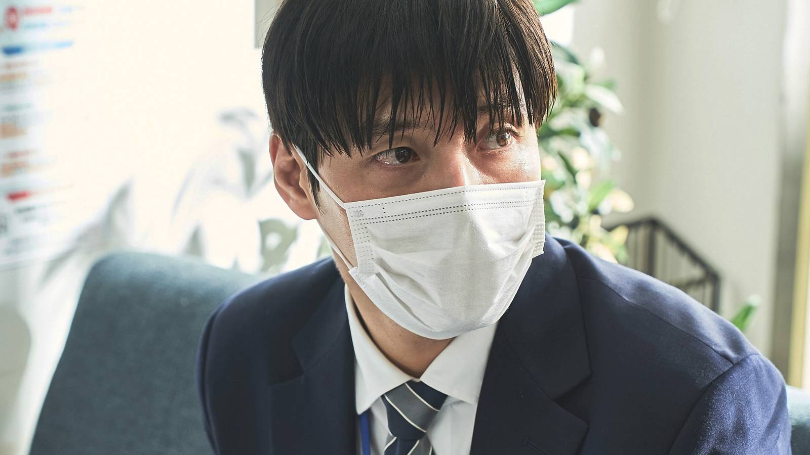 Woo-sung wears a mask in Wall to Wall