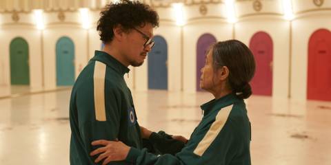 Yong-sik and Geum-ja holding each other in Squid Game season 2