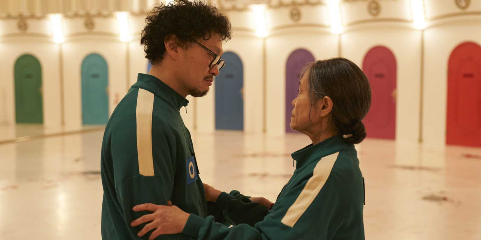 Yong-sik and Geum-ja holding each other in Squid Game season 2