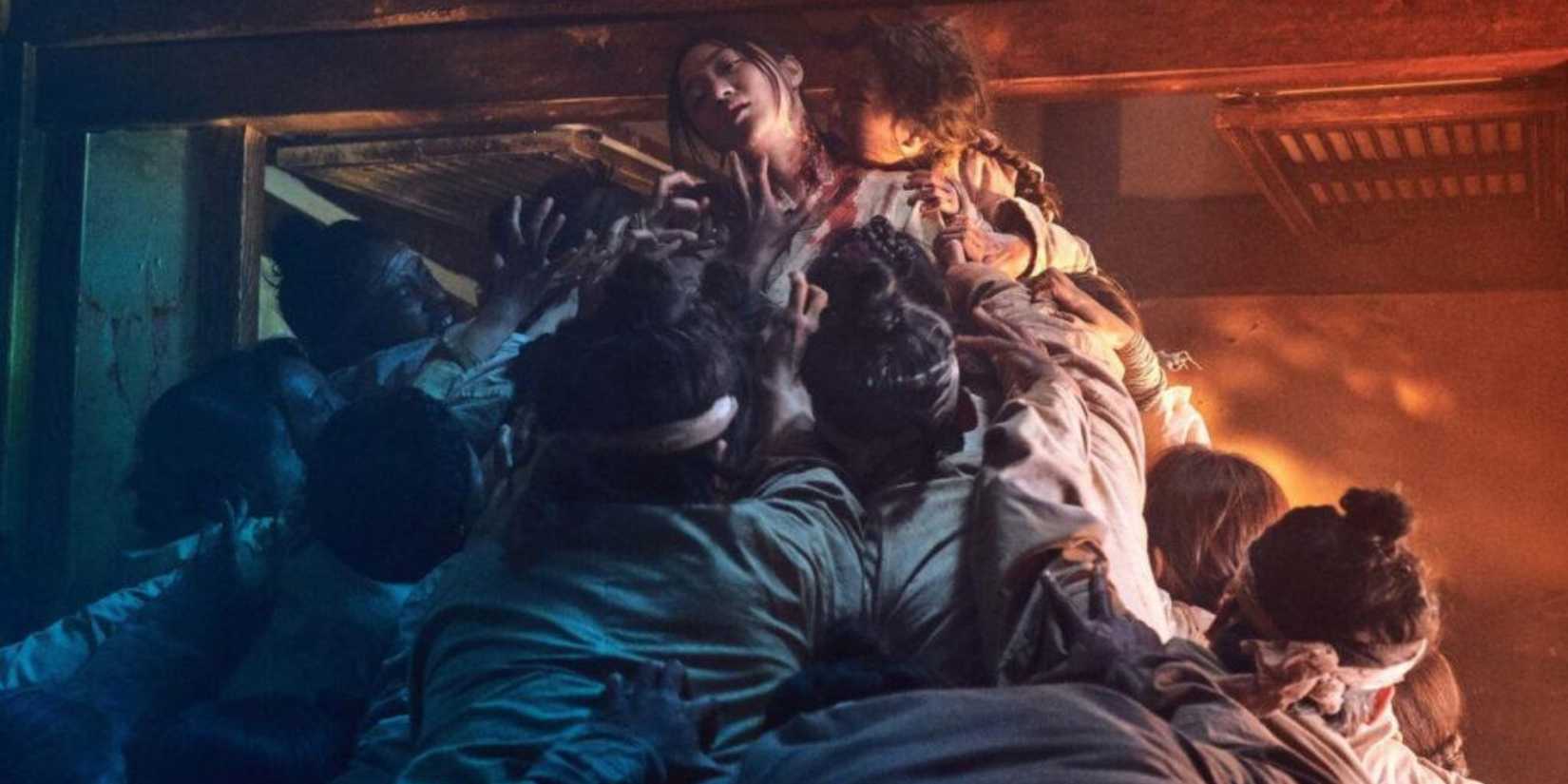 Zumbis atacando uma mulher na série da Netflix Kingdom.