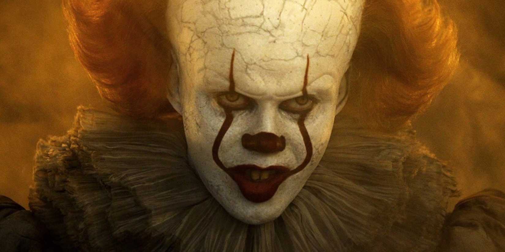 Um close em um Pennywise ameaçador em It Chapter Two