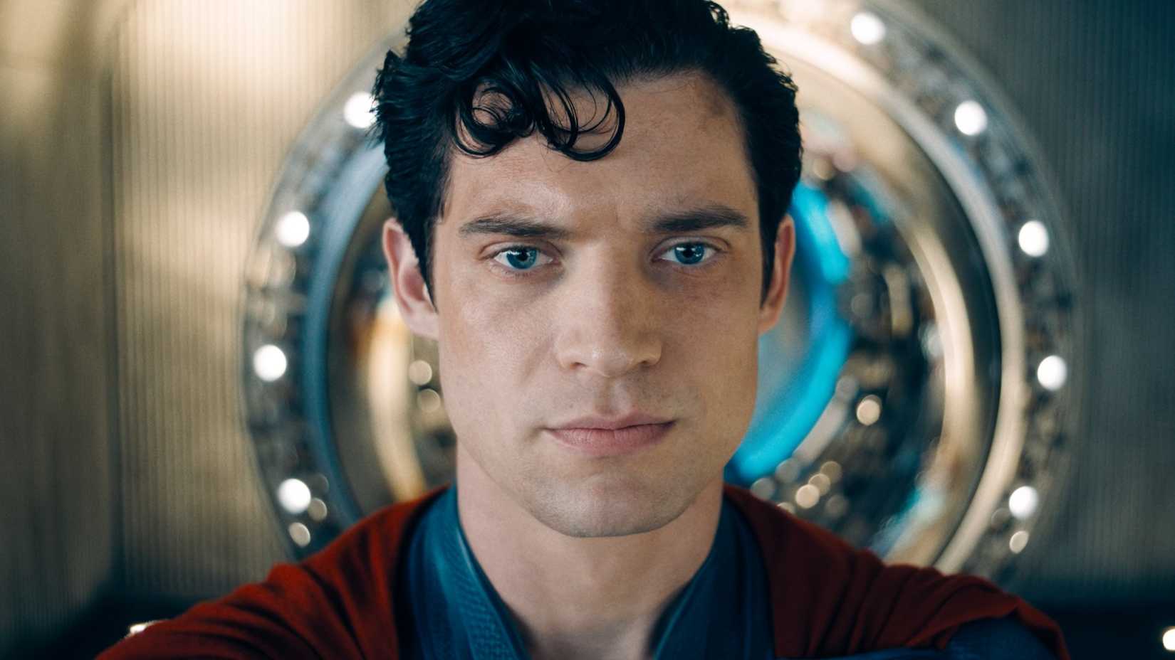 Um close-up do Superman com expressão séria