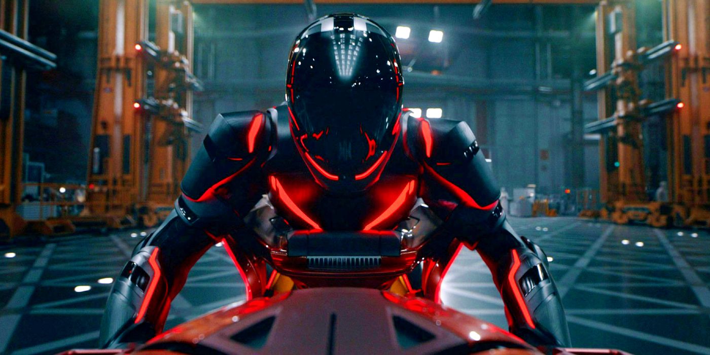 Figura com capacete em uma light cycle em Tron: Ares
