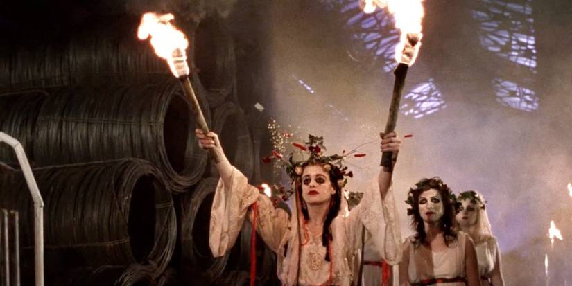 Um membro de culto pagão segurando tochas acesas em Darklands