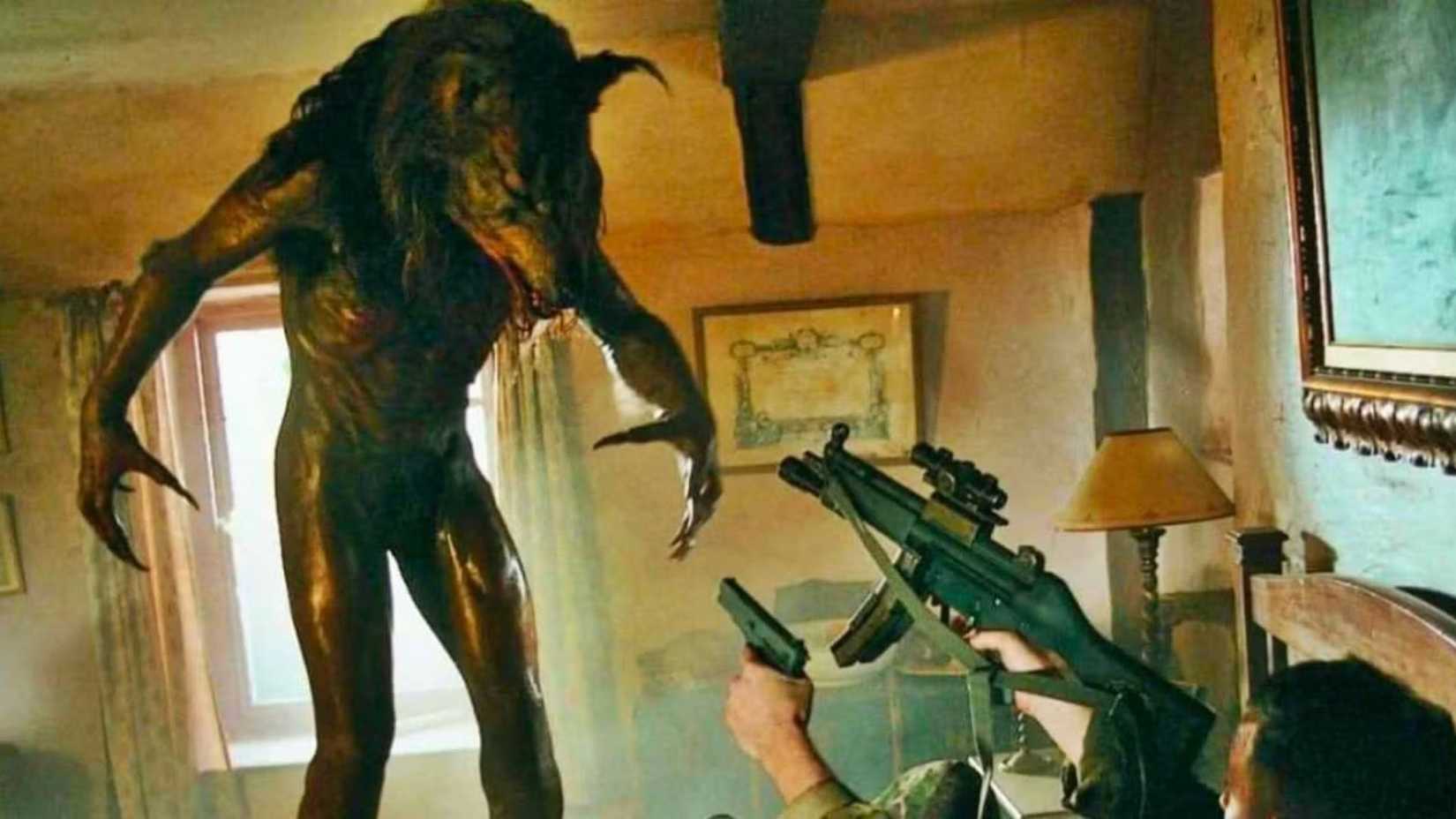 Um lobisomem atacando soldados no filme Dog Soldiers