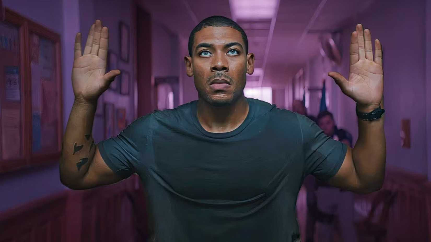 Aaron Pierre como Terry Richmond em Rebel Ridge