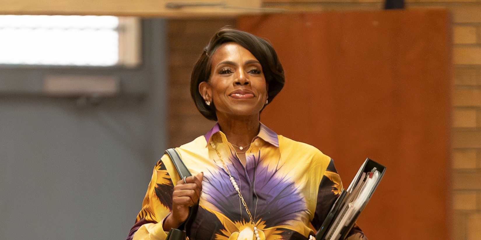 Sheryl Lee Ralph sorrindo como Barbara Howard na 5ª temporada de Abbott Elementary.