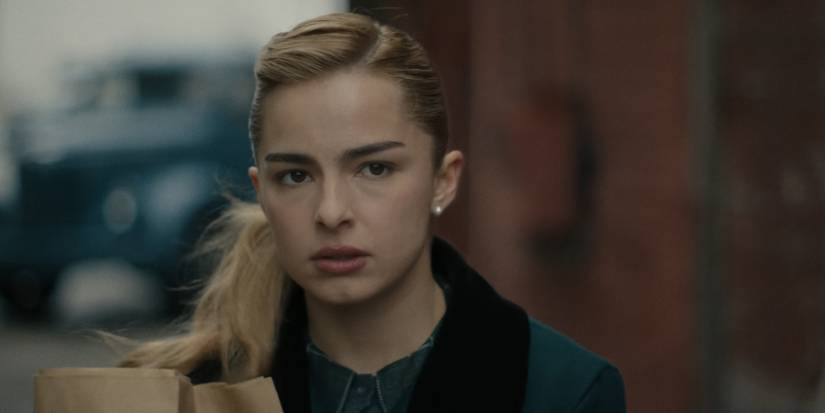 Addison Rae as Evelyn Hartley looking scared in Monster: The Ed Gein Story