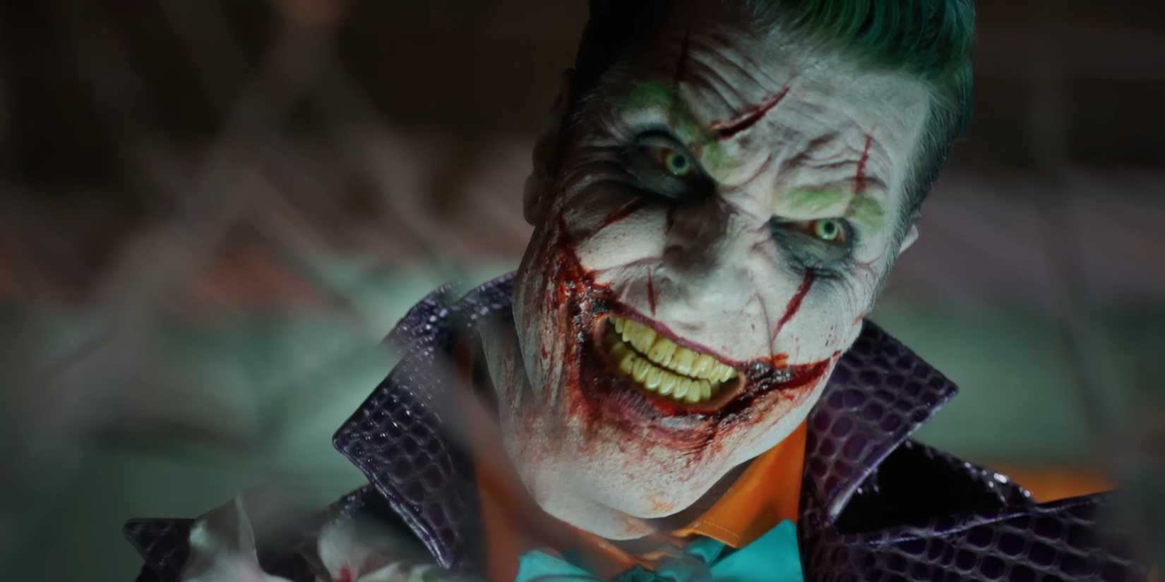 O Coringa sorrindo com sangue nos lábios e cicatrizes faciais em "The Laugh Track" da Ice Nine Kills