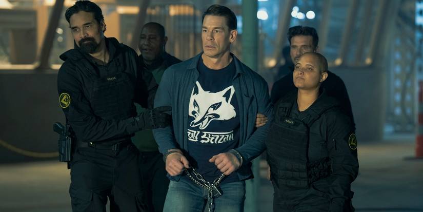 Peacemaker de John Cena sendo preso e conduzido através de um portal por agentes ARGUS no final da 2ª temporada
