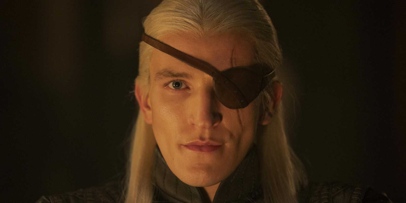 Aemond Targaryen sorrindo em House of the Dragon