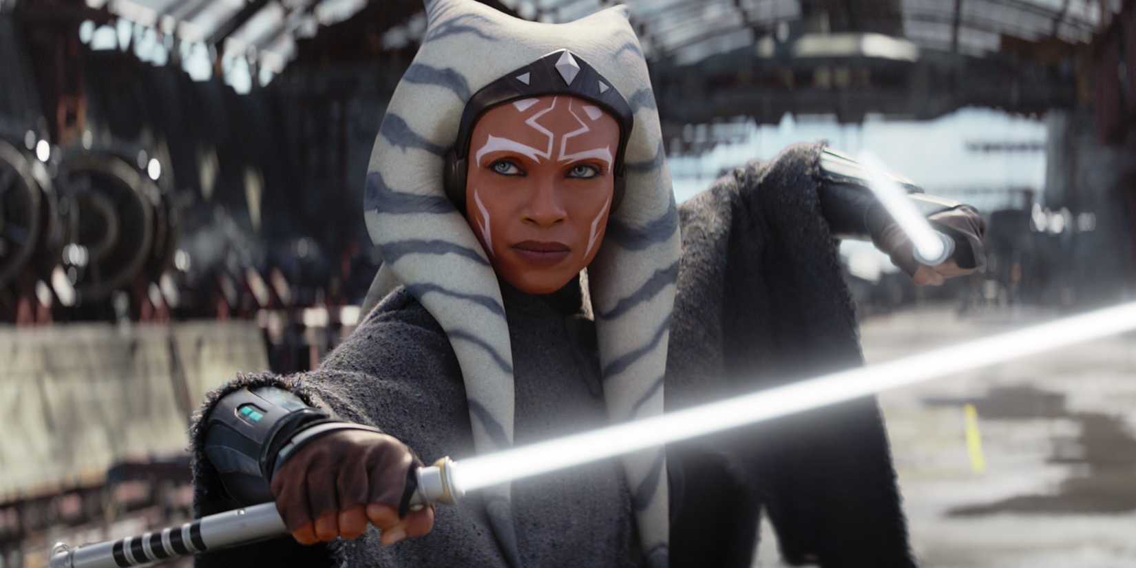 Rosario Dawson como Ahsoka, usando seus sabres de luz na série Ahsoka