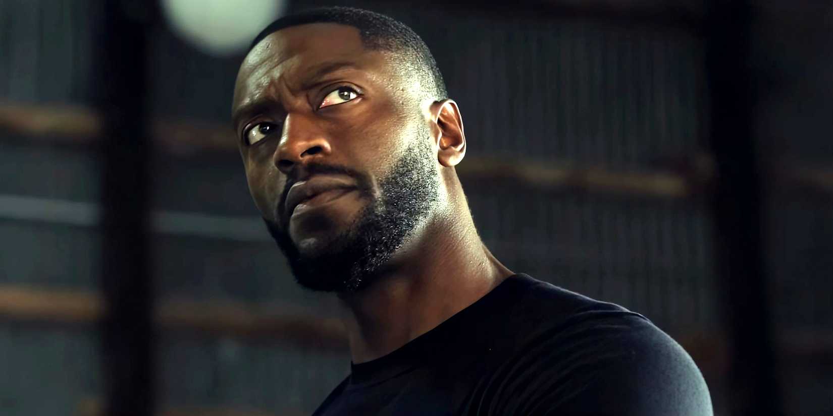 Aldis Hodge como Alex pensativo na segunda temporada de Cross.